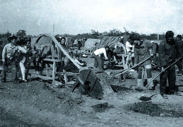 1969年濟鋼恢復生產(chǎn)時(shí)熱火朝天的勞動(dòng)場(chǎng)景_副本